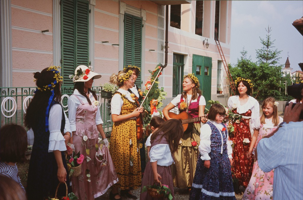 La questua primaverile del Cantè magg nella riproposta delle ragazze del gruppo "Canalensis Brando" a Montaldo Roero il 1 Maggio 2007.